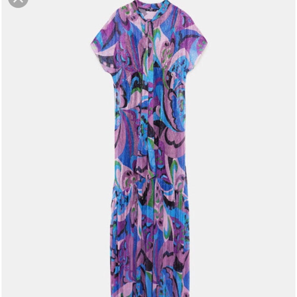 V-neck dress with short sleeves